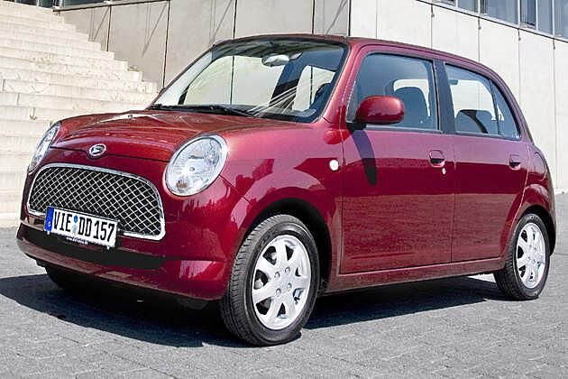 Hinter dem Grill arbeitet ein Dreizylindermotor