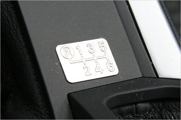 ... rechts vom Knauf auf der Mittelkonsole angezeigt