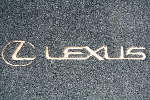 Das Logo findet sich auch in den Fußmatten wieder