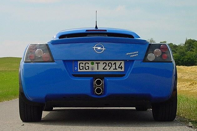 Die übereinander angeordneten Auspuffrohre sind ein Markenzeichen von Speedster und Speedster Turbo