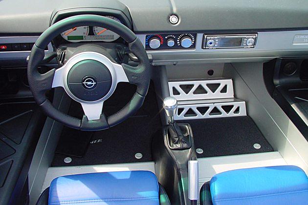 Alubleche, wohin man auch schaut: Schmückendes oder Weiches sucht man hier vergebens