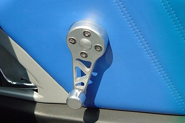 Ein echter Kerl kurbelt selber. Elektrische Fensterheber? Wie unmännlich!