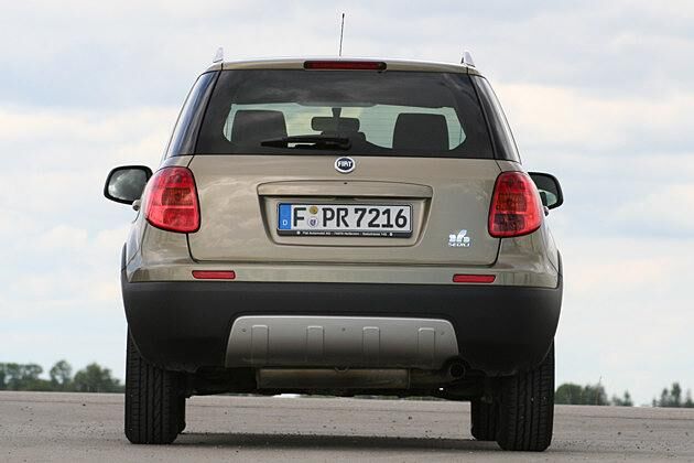 Auffällig sind die großen Außenspiegel