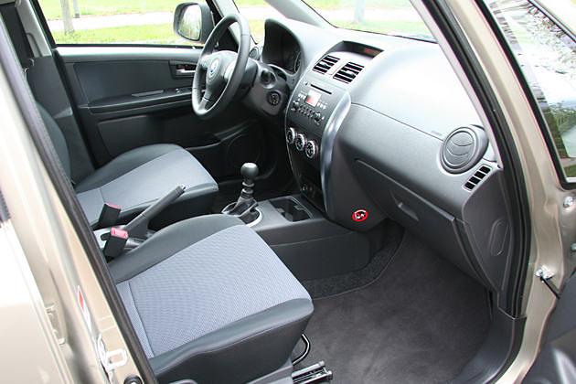 Fahrer und Beifahrer sind mit genügend Platz untergebracht