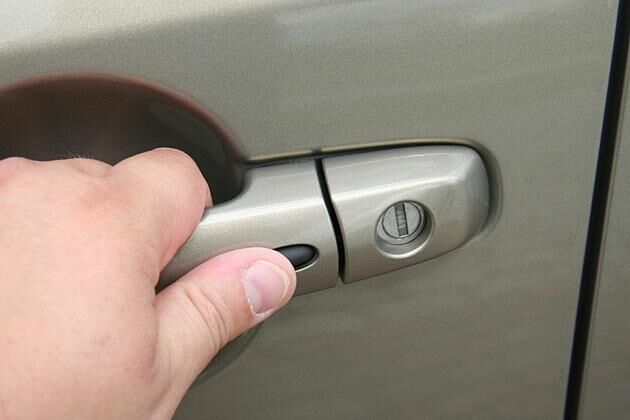 Mit dem Schlüssellos-System kann der Wagen ohne Schlüssel geöffnet und gestartet werden