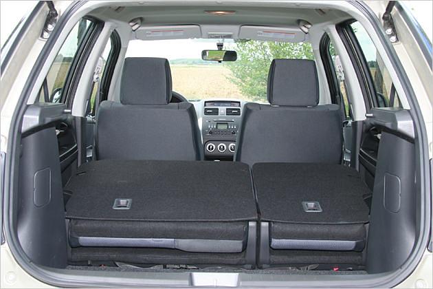 Die Lehnen der hinteren Sitzbank lassen sich umlegen