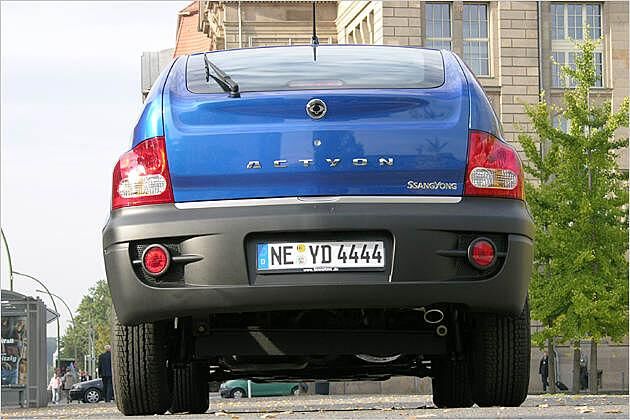 Von hinten wirkt der Actyon kleiner als er ist