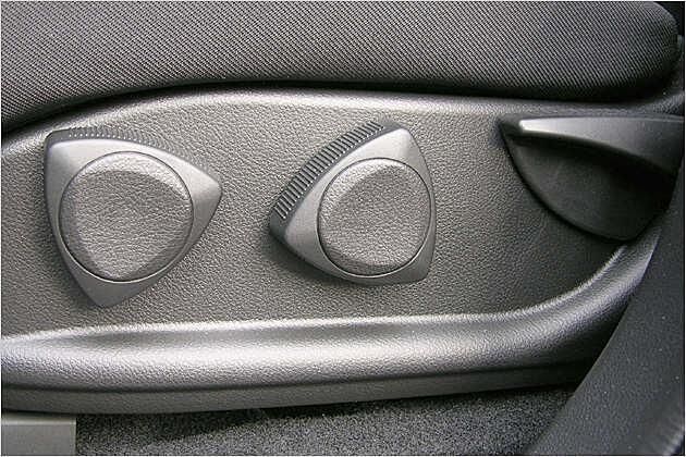 Die dreieckigen Sitzverstellungs-Räder lassen sich gut greifen