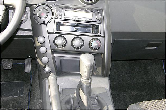 Auch die Mittelkonsole kann das extrovertierte Außendesign nicht aufnehmen