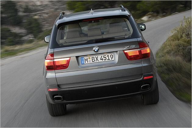 Die Heckleuchten sitzen höher, dennoch liegt der Schwerpunkt optisch tiefer als beim Vorgänger