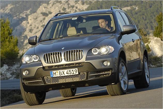 Gar nicht wankelmütig: Der neue X5 rennt stets aufrecht durch Kurven