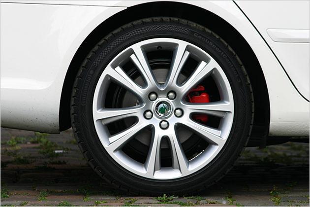 Im Stile eines Großen: Die rot lackierten Bremssättel sind durch die Felgen sichtbar