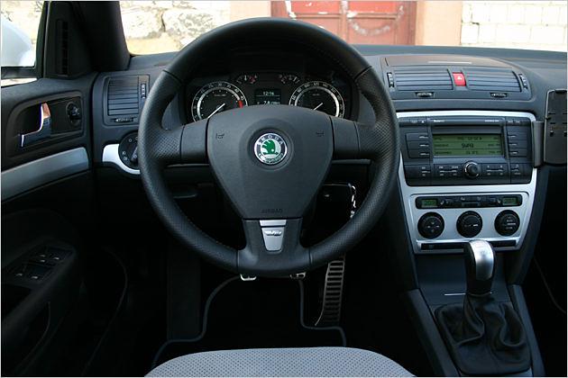 Die Pedale sind in schicker Alu-Optik gehalten