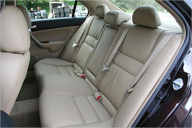 Drei Sitzplätze mit Gurten und Kopfstützen hinten sind Serie