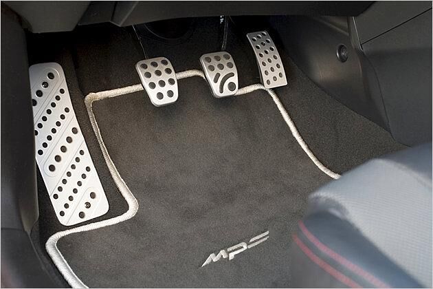 Auf die Füße wartet eine sportliche Aluminium-Pedalerie