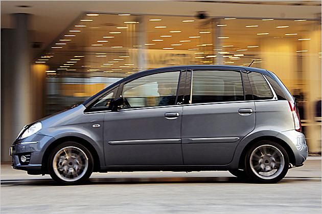 Chromapplikationen werten das Erscheinungsbild des Mini-Vans auf