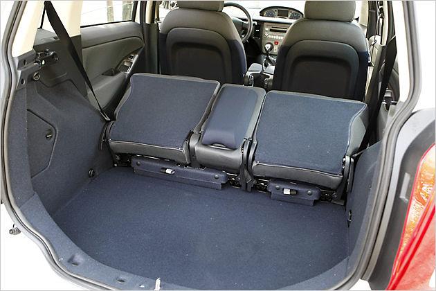 Allerdings ergibt sich nach Umlegen der Rückenlehnen eine Stufe