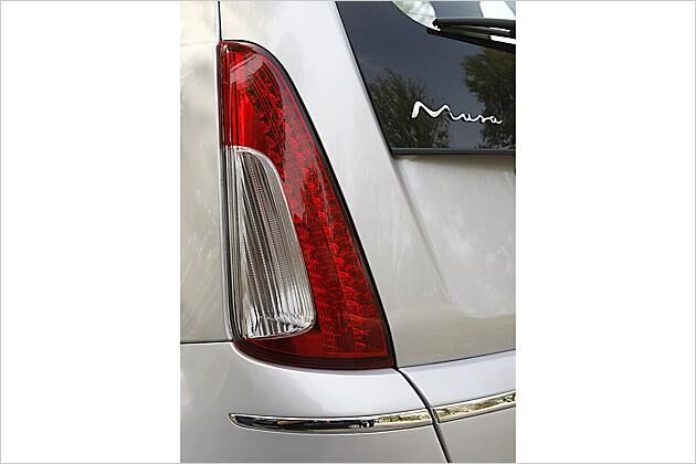 Unter den LED-Rückleuchten ist ebenfalls Chrom angebracht