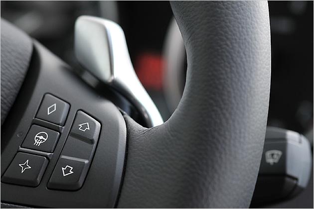 Die Gänge lassen sich auch per Schaltwippen aus Alu wechseln