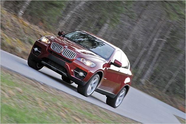 Trotz 2,3 Tonnen Gewicht lässt sich der X6 sehr flott durch Kurven bewegen