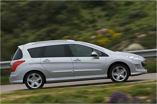 Die hoch angesetzte Motorhaube dient dem besseren Fußgängerschutz