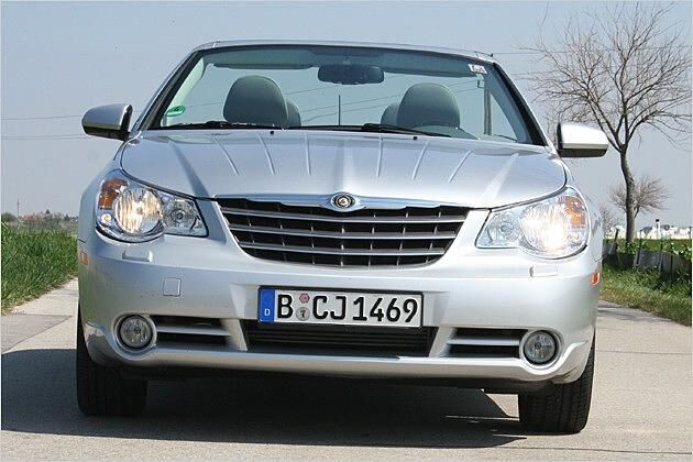 Chrysler-Gesicht mit dem Wing als Markenlogo in der Mitte