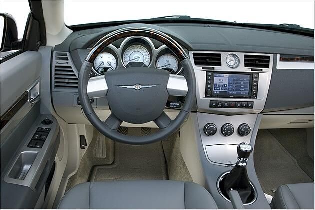 Das Cockpit ist übersichtlich und aufgeräumt gestaltet