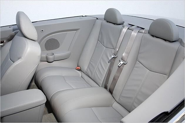 Im Fond ist viel Platz, nur die Getränkehalter an den Seiten können am Bein drücken