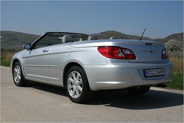 Am Heck fallen große Leuchten auf