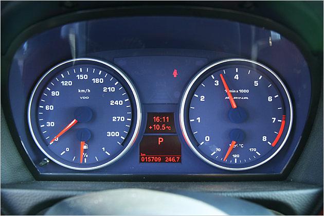 Der blaue Tachohintergrund stammt ebenfalls aus dem Allgäu