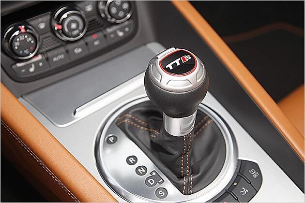 Das TTS-Logo findet sich auch am Hebel der optionalen S tronic
