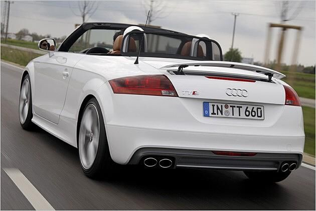 Bei 120 km/h fährt der Heckspoiler automatisch aus