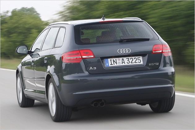 Ein Doppelende entsorgt das Abgas der Zweiliter-Maschine