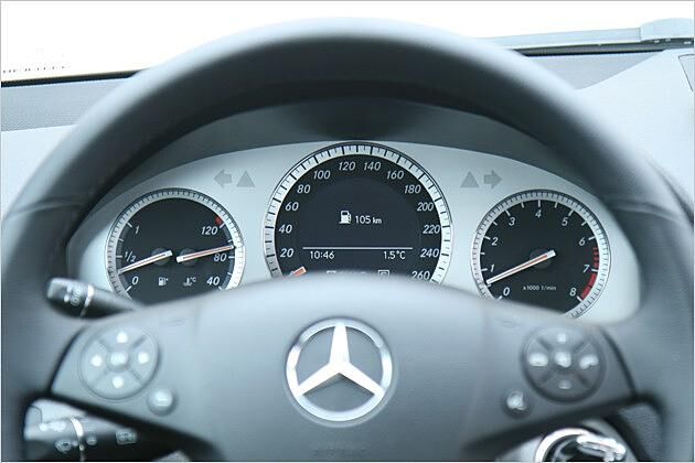 Die Anzeige des Bordcomputers befindet sich im Tachometer