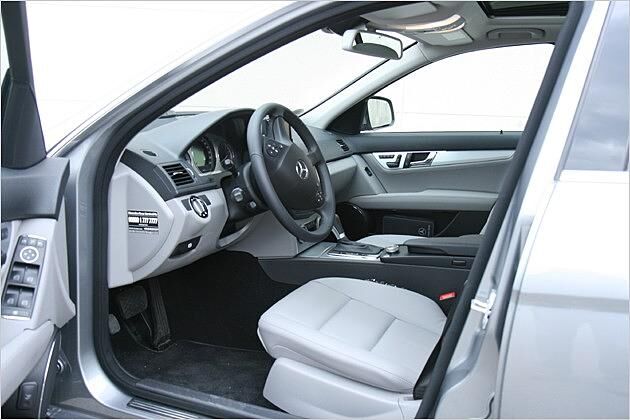 Bequemes und straffes Ledergestühl für den Fahrer und die Gäste