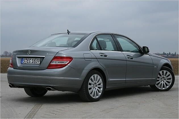 Eine zum Heck hin ansteigende Lichtkante bestimmt die Seitenansicht