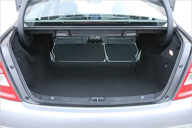 Die Rücklehne kann umgeklappt werden