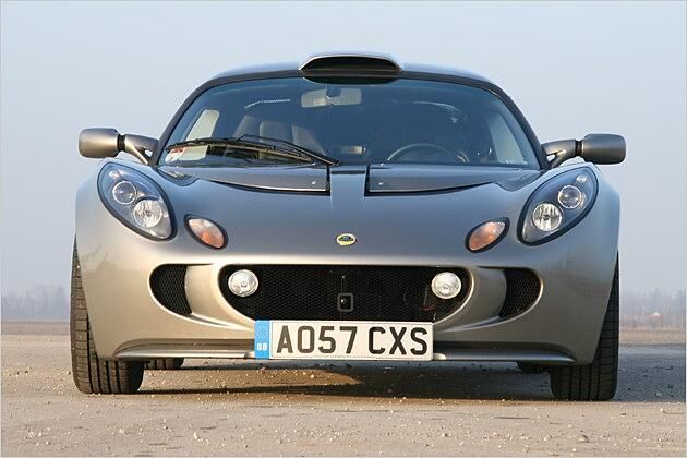 Der Einarmwischer und die gewölbte Frontscheibe lassen Le-Mans-Prototypen-Feeling aufkommen