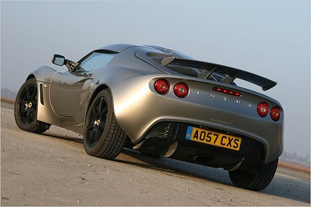 ? und dem breiten Heckdiffusor generiert der Exige echten Abtrieb und saugt sich auf die Straße