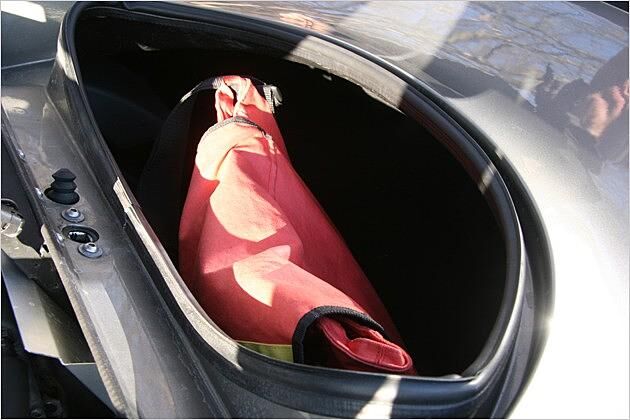 Hinterm Motor bleibt Platz fürs winzige Gepäckabteil. Viel passt da natürlich nicht hinein ?