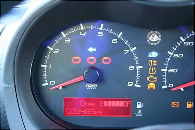 ? und eine dreistufige Schaltanzeige im Drehzahlmesser