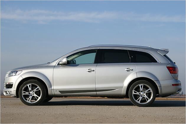 Der AS7 steht auf 22-Zoll-Leichtmetallfelgen mit 305er-Gummis