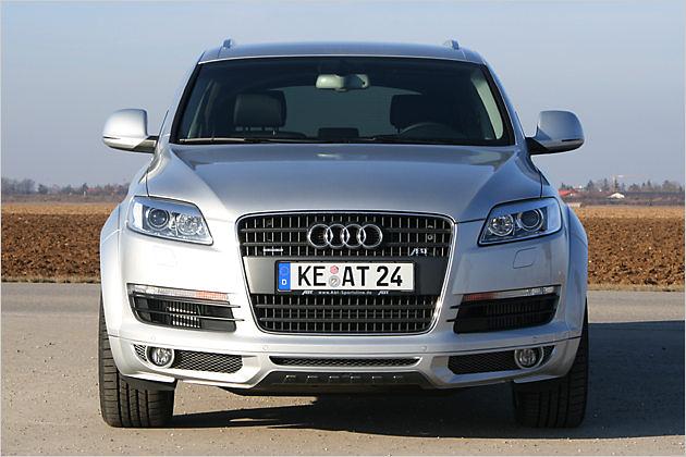 Die Frontspoilerlippe lässt den Riesen leicht nach unten geneigt wirken