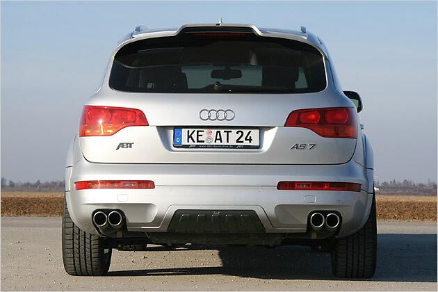 Standesgemäße Rückansicht: Vier Endrohre statt der serienmäßigen zwei