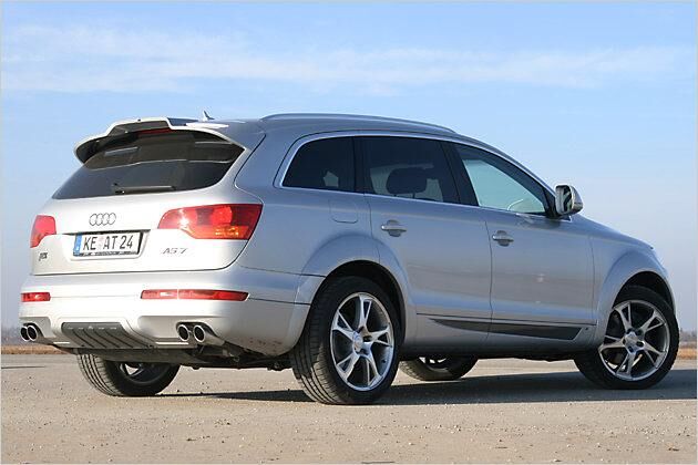 Durch die Kotflügelverbreiterungen wirkt der Q7 noch wuchtiger