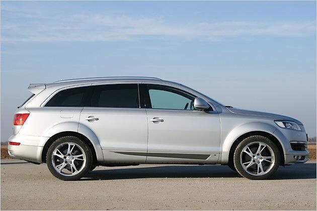 Der große Heckflügel passt nicht ins wohl proportionierte AS7-Bild