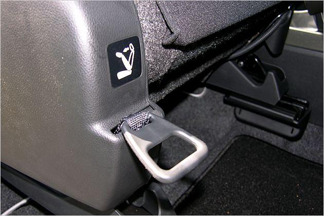 Leichter Einstieg: Mit einem Zug an der Lasche klappt der Sitz nach vorne