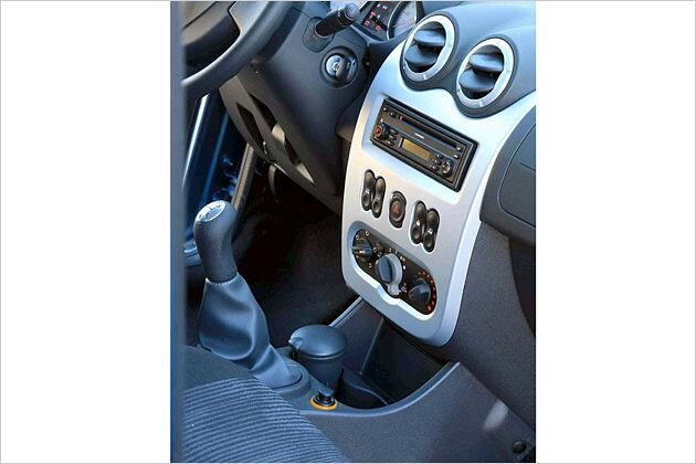 Die Mittelkonsole mit serienmäßigem Cupholder und aufpreispflichtigem CD-Radio