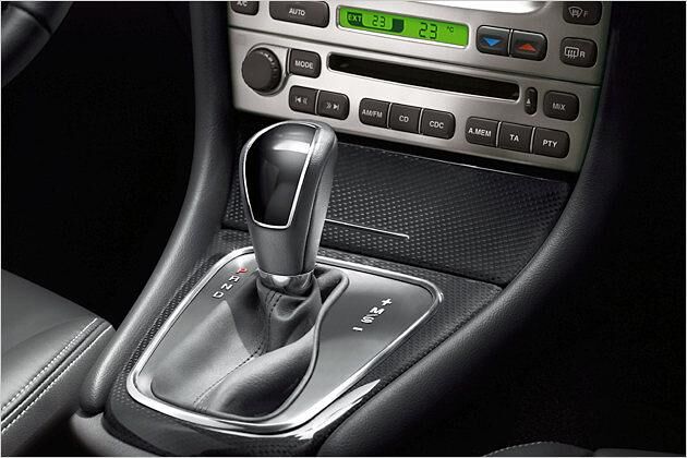 Klavierlack wartet auf dem Wahlhebel darauf, angefasst zu werden