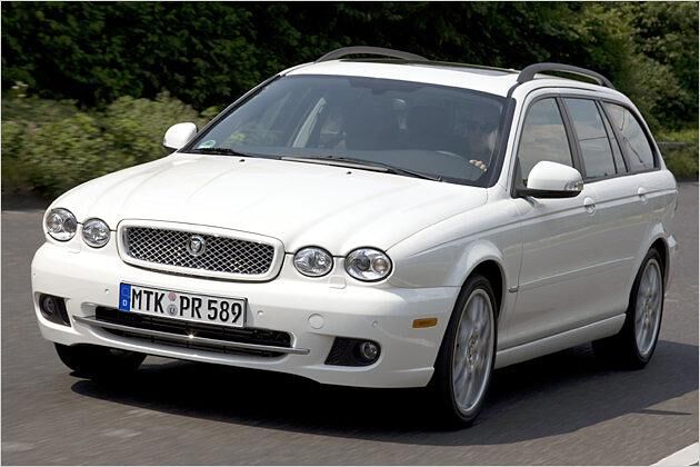 Das Aussehen des Wagens wurde sehr an das des großen Bruders XJ angelehnt